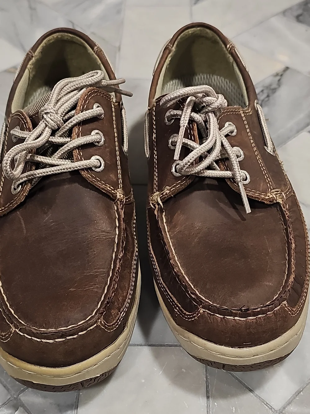 Dockers Classic Brown Leather Men’s Boat Shoes with Beige Laces